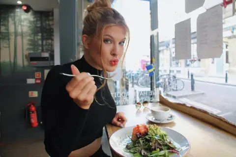 How Our Brain Reacts to Food: The Psychology of Eating for Pleasure
