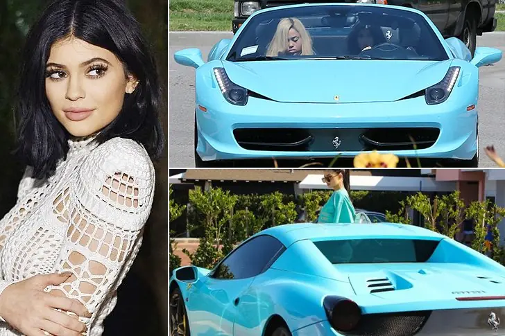 Kylie Jenner – Ferrari 458 Spider, avaliado em US$ 250 mil