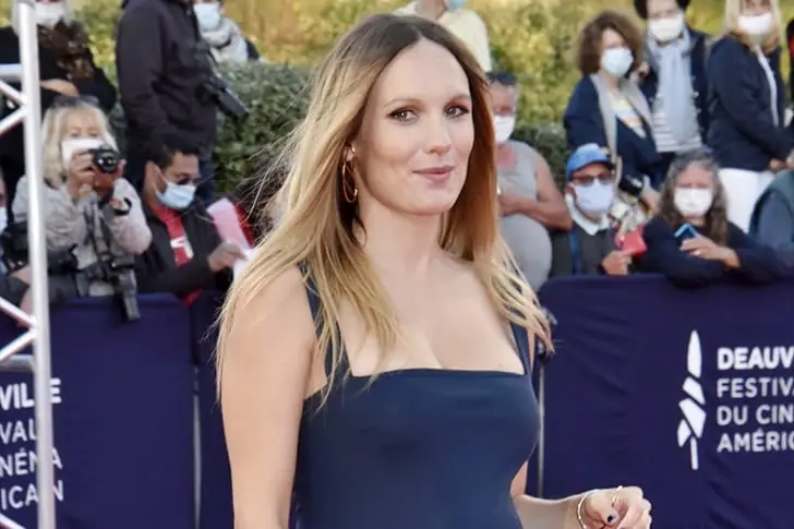 ANA GIRARDOT – CÉLIBATAIRE